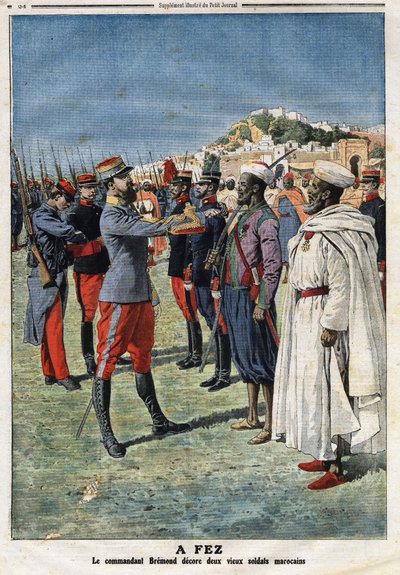 Le commandant Édouard Brémond (1868-1948) décore deux anciens soldats marocains à Fès. Gravure dans « Le Petit Journal », le 21/01/1912. Collection privée - Anonymous Anonymous