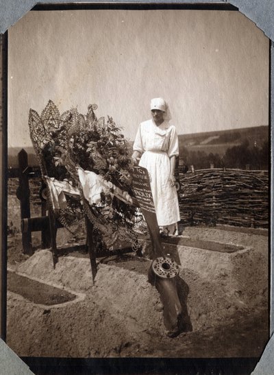Première Guerre mondiale 1914-1918 : infirmière (Thérèse Pavillou ?) en blouse sur la tombe du sergent pilote français Roux, mort à 21 ans, à Couville, Manche, Basse-Normandie, France. Photographie anonyme juillet 1917. Collection privée, Stella. - Anonymous Anonymous