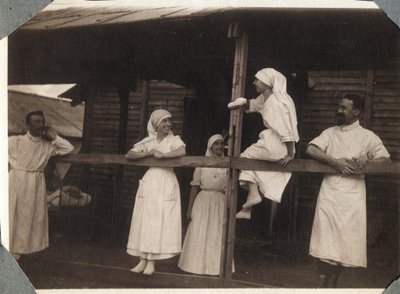 Première Guerre mondiale 1914-1918 : infirmières et médecins en blouse parlant à Couville, Manche, Basse-Normandie, France. Photographie anonyme juillet 1917. Collection privée, Stella. - Anonymous Anonymous