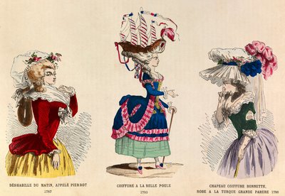 De gauche à droite : Déshabillé du matin appelé Pierrot en 1787 ; Coiffure à la Belle Choule en 1780 ; Chapeau et robe à grand ornement turc en 1786 - Anonymous Anonymous