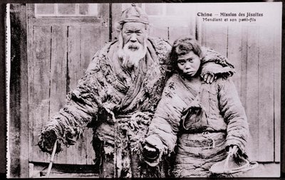 Vieux mendiant avec petit-fils - Photographie du début du 20e siècle - Collection privée - Anonymous Anonymous