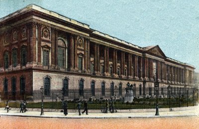 Paris : vue extérieure de la Colonnade du Louvre construite par Claude Perrault (1613-1688). Photographie de 1920 dans 