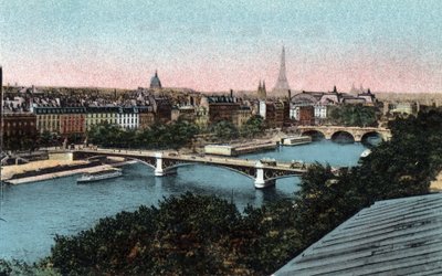 Paris : panorama de la Seine avec la tour Eiffel en arrière-plan. Photographie de 1920 dans « Album Artistique » de la ville de Paris. Collection privée. - Anonymous Anonymous