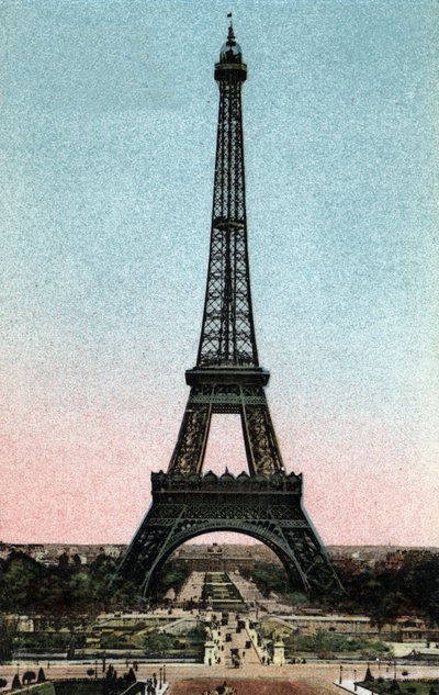 Paris : vue de la Tour Eiffel construite entre 1887 et 1889 par Gustave Eiffel (1832-1923). Photographie de 1920 dans 