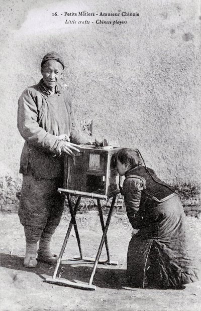Petit métier : un amuseur ambulant avec une boîte à images Photographie du début du 20ème siècle - Collection privée - Anonymous Anonymous
