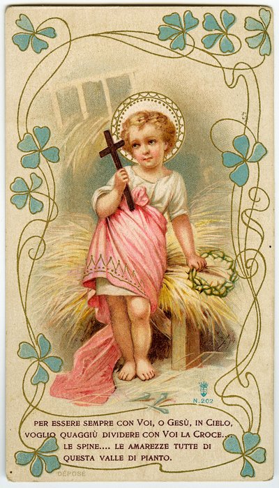 Image pieuse : un petit garçon tenant la croix et la couronne d