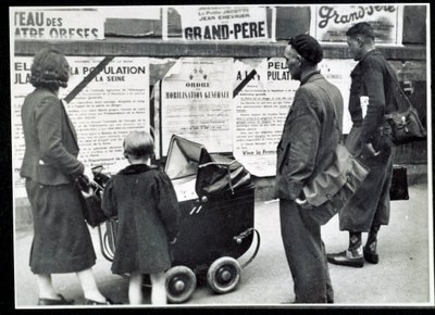 Seconde Guerre mondiale (1939-1945) : Les passants lisent les affiches de mobilisation en septembre 1939 - Anonymous Anonymous