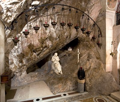 Vue de la grotte de Saint Benoît avec statue du saint réalisée par Antonio Raggi (ou Antonio Lombardo) (1624-1686). C