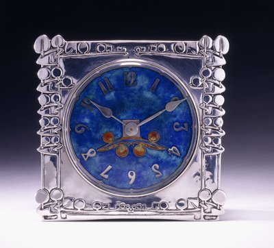 Une horloge carrée avec un motif celtique dans le style Arts & Crafts - Archibald Knox