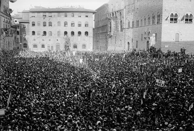 Foule rassemblée sur la Piazza Signoria à l