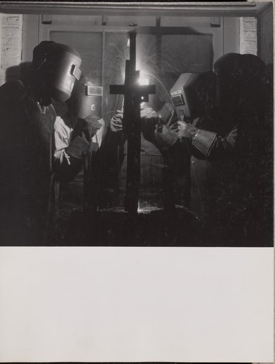 [Quatre hommes portant des casques de soudure soudent une pièce de métal]. - Arnold Eagle