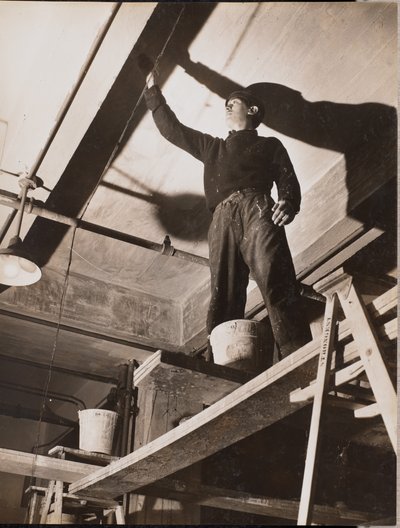 [Un homme debout sur un échafaudage en bois peint un plafond]. - Arnold Eagle