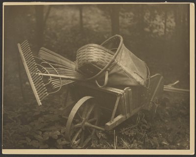 [Brouette avec outils] - Arnold Genthe