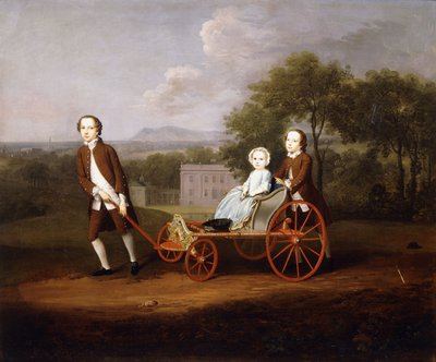 Portrait de groupe de trois enfants de Peter et Mary Du Cane, tous en pleine longueur, jouant avec une voiture de chien élaborée, dans les jardins d