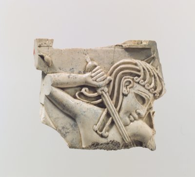 Plaque de meuble en cloisonné avec une figure tenant une épée, c.9ème-8ème siècle av. J.-C. - Assyrian