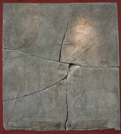 Le roi Assurnasirpal II et son dieu. Relief du palais d