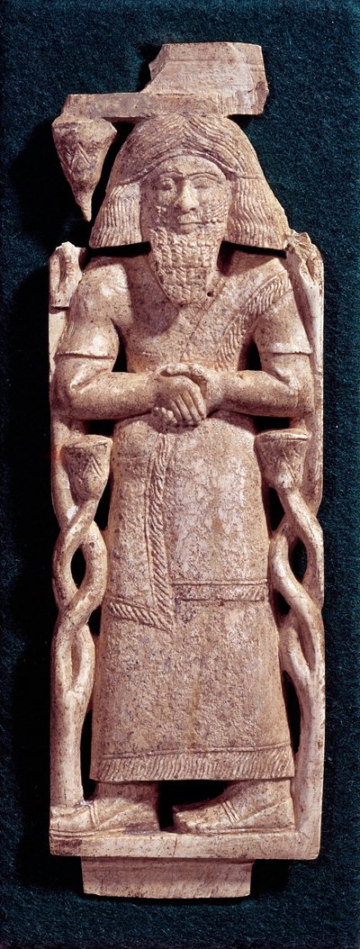 Antiquité orientale : personnage barbu aux longs cheveux, sculpté dans une plaquette d