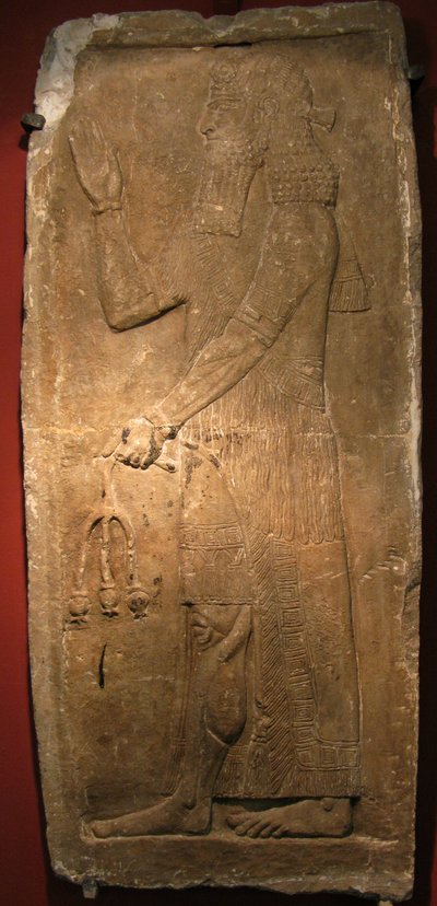 Prêtre avec une branche de grenadier. (détail) - Assyrian