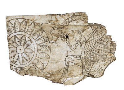 Fragment de plaque représentant un taureau ailé de Nimrud, Irak, VIIIe siècle av. J.-C. - Assyrian School