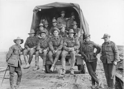 Un camion chargé de renforts d