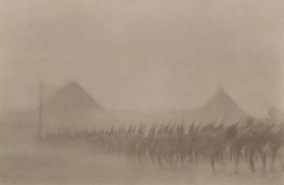 Infanterie australienne marchant pendant une tempête de poussière, connue en Égypte sous le nom de Khamseen, 1915 - Australian Photographer