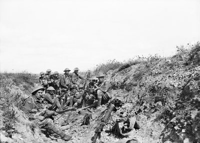 Lieutenant A. V. Sedgwick MC et certains de son groupe du 24e bataillon, attendant la levée du barrage d