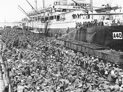 Troupes embarquant à Port Melbourne sur A40 HMAT Ceramic, 1915 - Australian Photographer