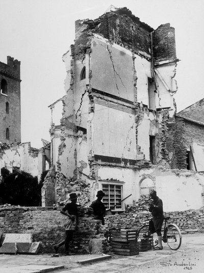 Les bombardements de Sermide. Trois personnes devant un groupe de maisons bombardées - Baccarini and Porta