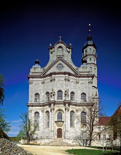 Vue de la façade du monastère par l