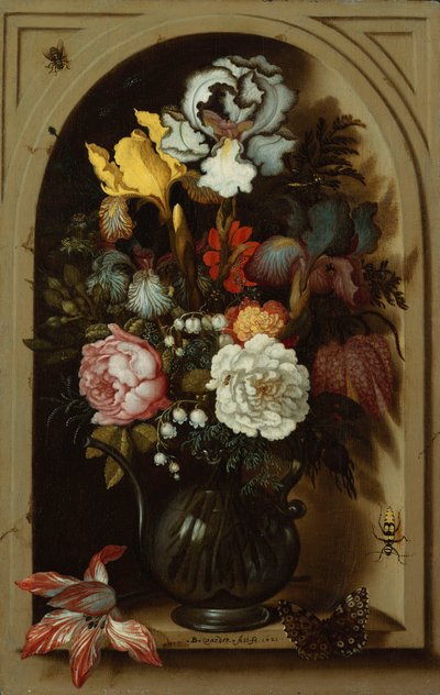 Iris, roses, muguet et autres fleurs dans un vase en verre dans une niche, 1621 - Balthasar van der Ast