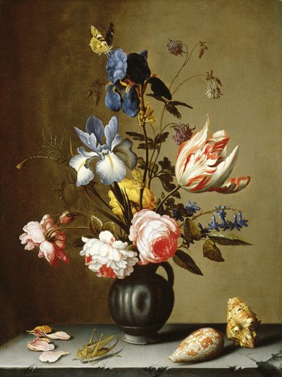 Iris, roses, ancolie, jacinthe et une tulipe dans un pichet en poterie noire, avec des coquillages et une sauterelle sur un rebord de pierre - Balthasar van der Ast