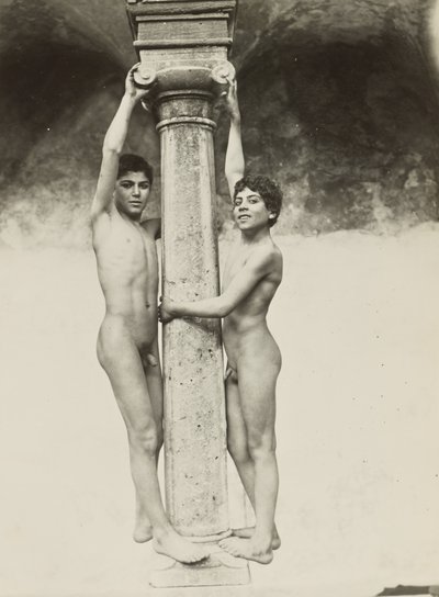 [Deux garçons se tenant à une colonne] - Baron Wilhelm von Gloeden