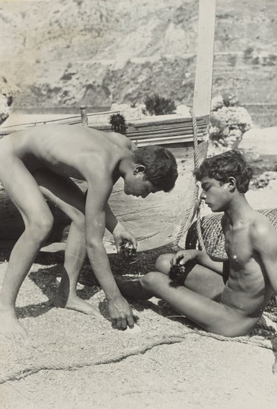[Deux jeunes nus avec un bateau] - Baron Wilhelm von Gloeden