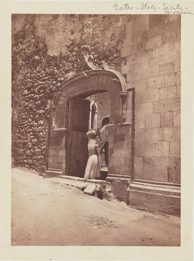 [Femme entrant dans le portail] - Baron Wilhelm von Gloeden