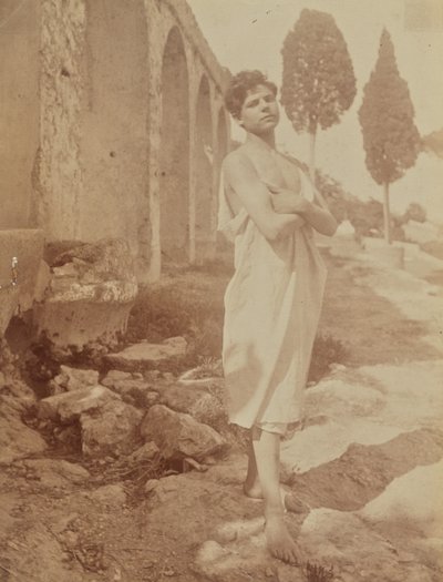 [Jeune homme posant dans un théâtre grec] - Baron Wilhelm von Gloeden