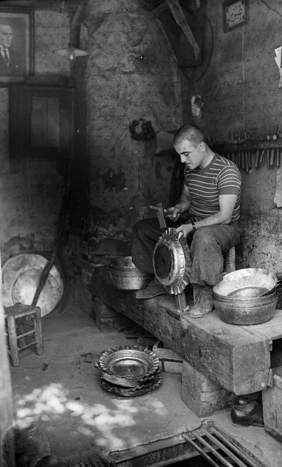 Métallurgiste italien martelant une feuille de métal pour fabriquer un récipient ou un pot, Italie - Bernard F. Rogers