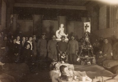 Album de la Première Guerre mondiale en Frioul-Vénétie Julienne : portrait de groupe le jour de Noël à Villa Brazzà, maison de l