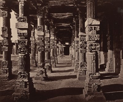 Intérieur de la colonnade de piliers hindous de la Kootub - Bourne and Shepherd