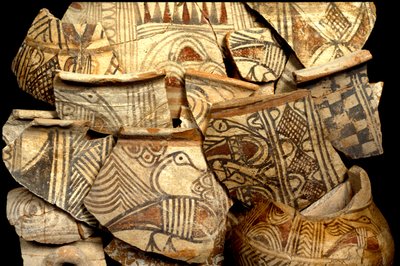 Poterie philistine décorée avec des motifs typiques de poissons et d