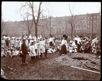 Adultes et enfants tenant des drapeaux autour d