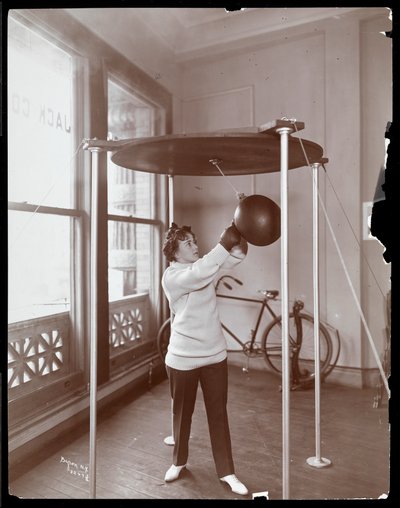 Edna Wallace Hopper frappant un sac de frappe au gymnase de Jack Cooper, Broadway et 37th Street, New York, 1899 - Byron Company