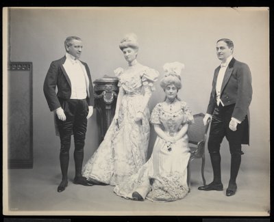 Portrait de groupe de Sydney Dillon Ripley avec trois autres au bal James Hazen Hyde, New York, 31 janvier 1905 - Byron Company