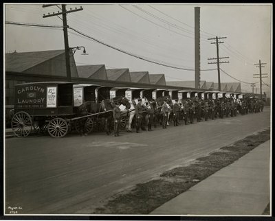 Chariots de livraison à cheval garés devant la blanchisserie Carolyn au 111 East 128th Street, East Harlem, New York, 1929 - Byron Company