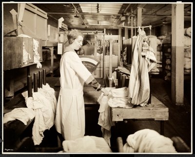 Femmes étiquetant des sacs de linge à la Carolyn Laundry, 111 East 128th Street, East Harlem, New York, 1928 - Byron Company