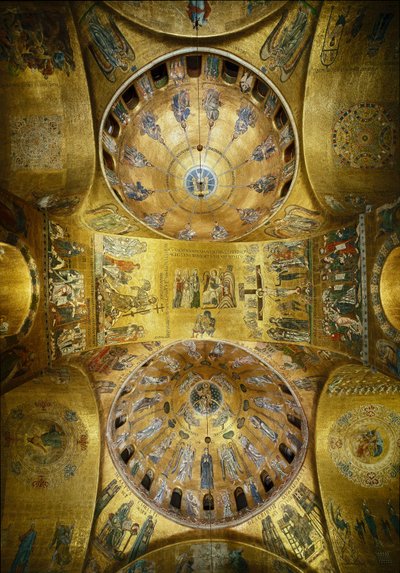 Architecture byzantine : vue des dômes avec mosaïques sur fond doré (style roman et byzantin) illustrant la Pentecôte (1250-1300) et l
