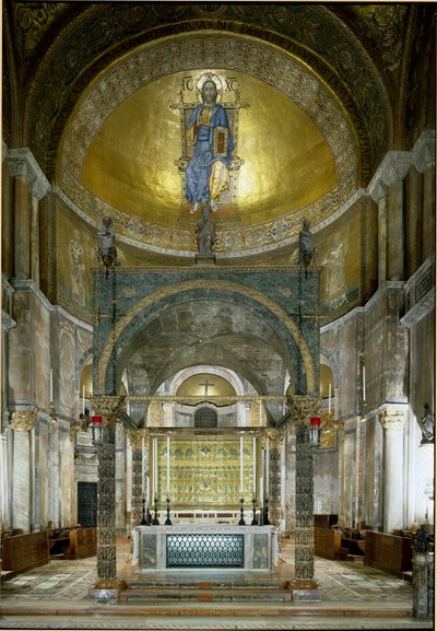 Architecture byzantine : le presbytère. Le maître-autel, le ciborium avec des colonnes d
