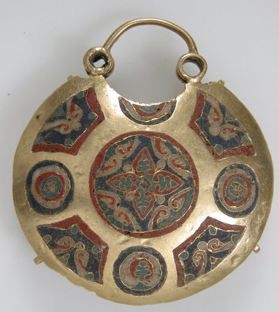 Pendentif de temple avec deux oiseaux flanquant un arbre de vie (devant) et motifs géométriques et végétaux (dos), Rus