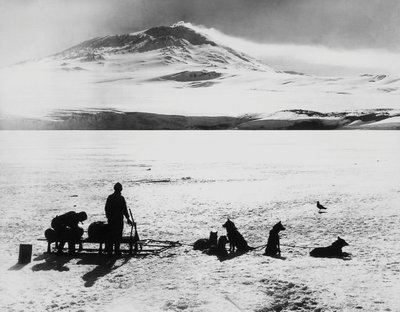 Expédition au pôle Sud par Robert Falcon Scott (1868-1912), explorateurs devant le volcan Erebus sur l