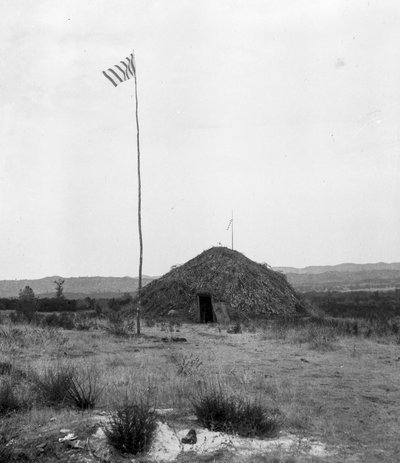 Roundhouse, Am-mah’sha-nah, avec drapeau et une annotation peu claire Roundhouse à Ston... - C. Hart Merriam
