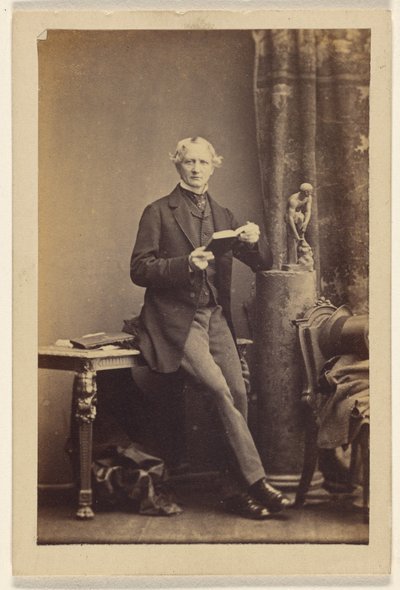 [Homme non identifié assis sur une table, tenant un livre ouvert] - Camille Silvy